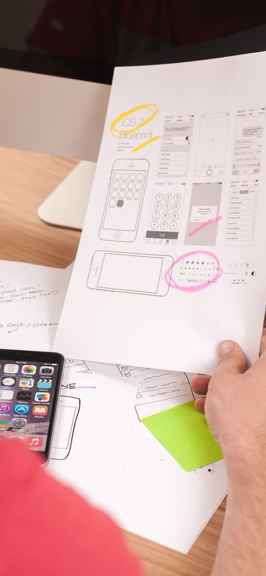 港币汇率 App 到价提醒设置界面，用户可填写目标汇率数值并选择推送方式，界面简洁只有必要的输入项